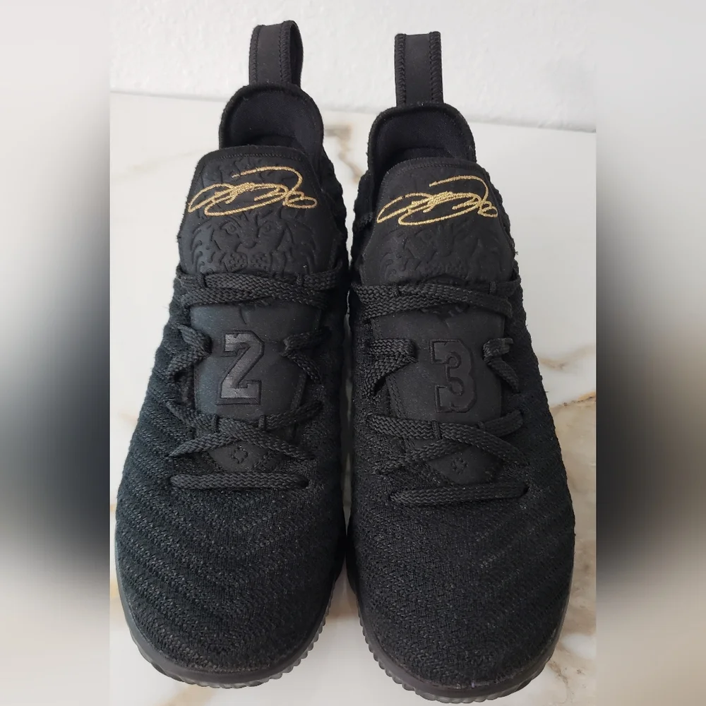 Nike LeBron 16 GS I'm King black metallic gold size 5.5 youth basketball tennis